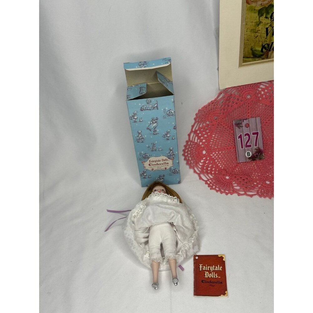 Vintage Russ Berrie Fairytales Cinderella Porcelain Doll #1704 - Picture 5 of 12